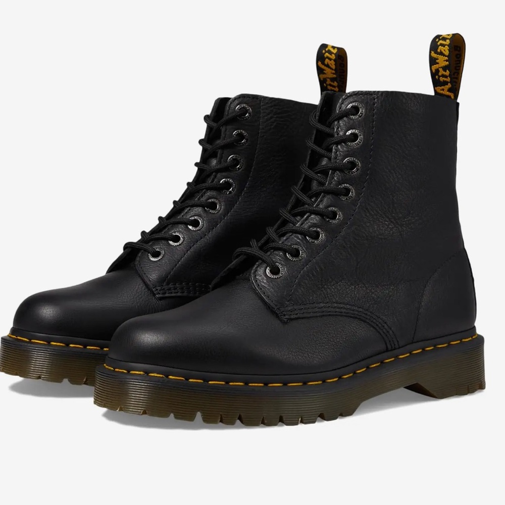 Dr. Martens 1460 Pascal Boot, size 8 brand NEW! Perfect holiday gift